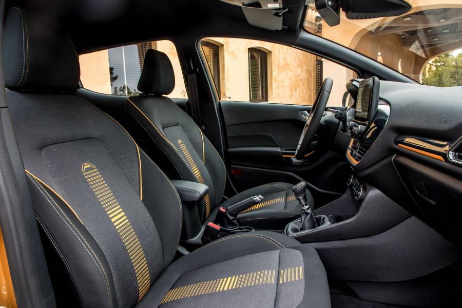 Интерьер Ford Fiesta Active 2017 года  (WW) (фото 18 из 37)